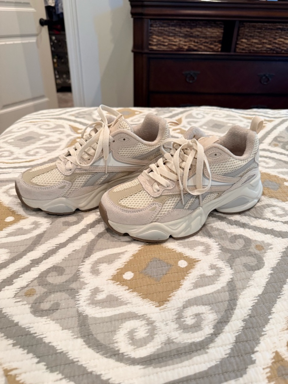 Reebok Women's Cream and Beige Chunky Athletic Sneakers